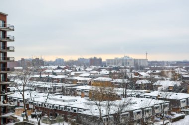 Kar, Montreal, Kanada içinde büyük pencere eşiği ile modern konut binalar. 