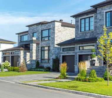 Mavi gökyüzü karşı Montreal, Kanada'da lüks ev