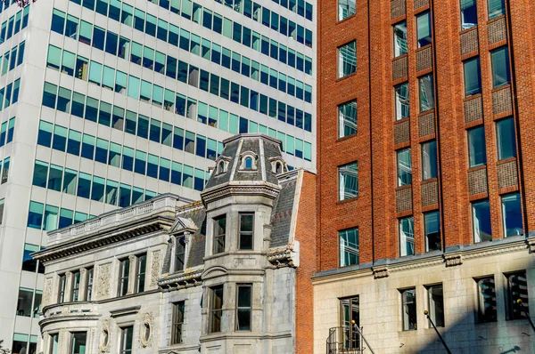 Casas Antigas Novas Com Enormes Janelas Centro Montreal Canadá — Fotografia de Stock