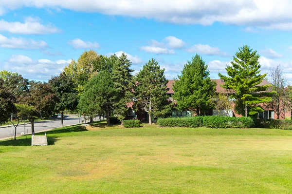 Teure Moderne Häuser Auf Der Grünen Wiese Montreal Kanada — Stockfoto