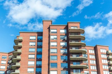 Montreal, Kanada'da büyük windows ile modern konut binalar. 