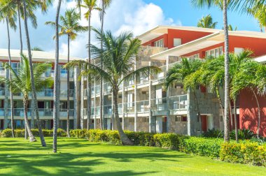Binalar arasında palmiye ağaçları tatil Punta Cana.