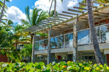 Binalar arasında palmiye ağaçları tatil Punta Cana.