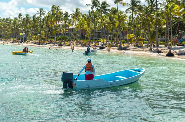 Barco Resgate Pessoas Relaxando Praia Entre Palmeiras Resort Punta Cana — Fotografia de Stock