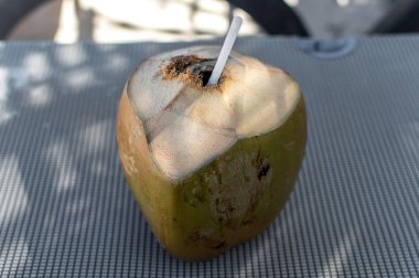 Bu içinde saman ile taze Hindistan cevizi.