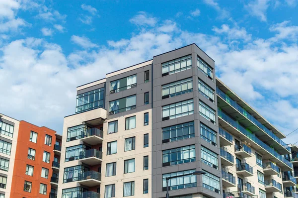 Montreal, Kanada'da büyük windows ile modern konut binalar. 