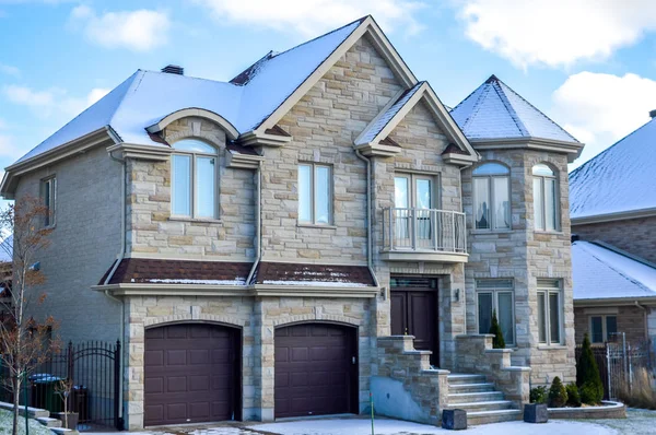 昂贵的房子在雪 蒙特利尔 加拿大 — 图库照片