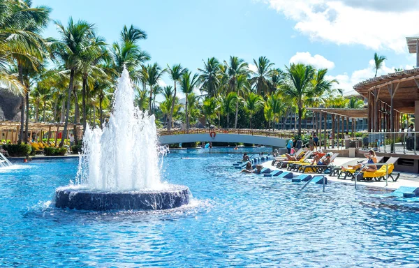 Punta Cana Dominikana Października 2018 Ludzie Zrelaksować Się Basenie Pośród — Zdjęcie stockowe