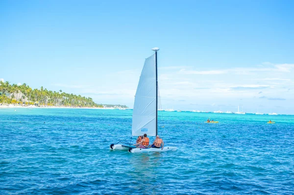 Mensen Zwemmen Een Jacht Tussen Palmbomen Badplaats Punta Cana — Stockfoto