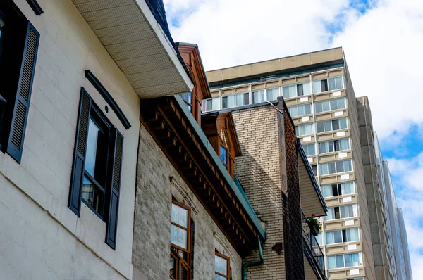 Montreal Şehir Merkezinde Kocaman Pencereleri Olan Eski Yeni Evler Kanada Stok Resim