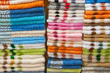 Arka plan doku bazı havlu kumaş deposunda yığılmış