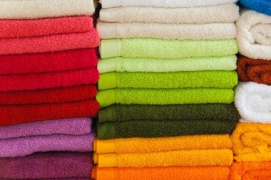 Arka plan doku bazı havlu kumaş deposunda yığılmış