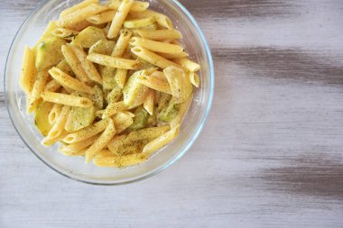 tarafsız bir ışık ahşap zemin üzerinde bir cam levha ile kabak ezmesi, rendelenmiş peynir ile vardır. yakın çekim, metin için yer