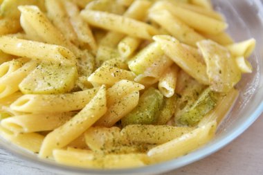 tarafsız bir ışık ahşap zemin üzerinde bir cam levha ile kabak ezmesi, rendelenmiş peynir ile vardır. yakın çekim, metin için yer