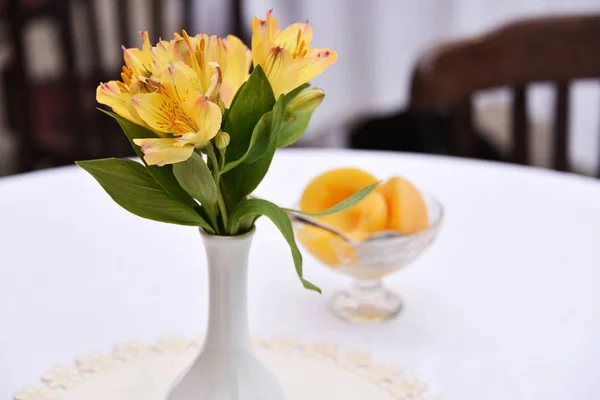 Ein Kleiner Tisch Ist Mit Einer Blumenvase Dekoriert Auf Dem Stockfoto