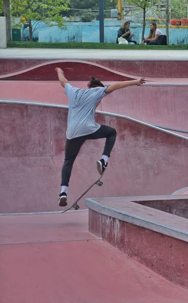 Skateboarder Εκτελεί Κόλπα Στο Πάρκο Της Πόλης Μαθαίνοντας Νέα Στοιχεία — Φωτογραφία Αρχείου