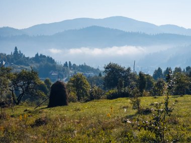 Dağlarda sıradağları olan güzel bir manzara.