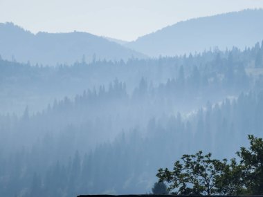 Dağları ve bulutları olan güzel bir manzara