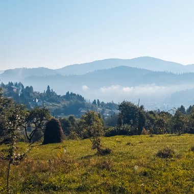 Dağları ve mavi gökyüzü olan güzel bir manzara.