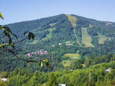 Sabahleyin dağların manzarası