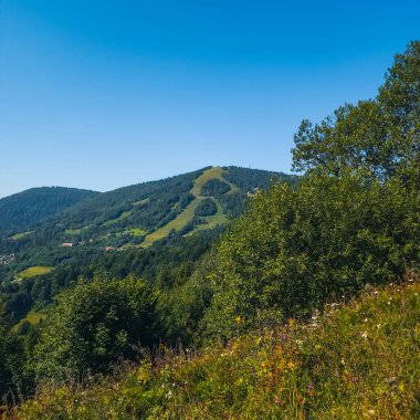 Mavi gökyüzü ile güzel dağ manzarası