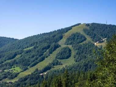 Mavi gökyüzü ve bulutlu dağ manzarası