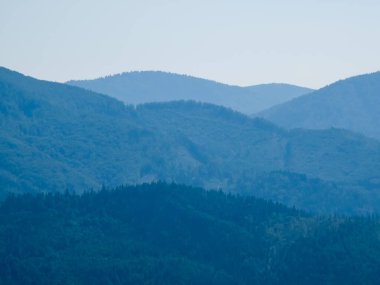 Dağları ve mavi gökyüzü olan güzel bir manzara.
