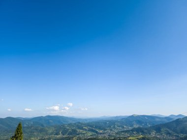 Bulutlu dağların güzel manzarası