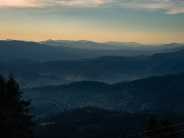 Dağlarda güzel bir gün batımı
