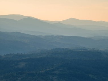Güzel dağ manzarası ve gün batımı