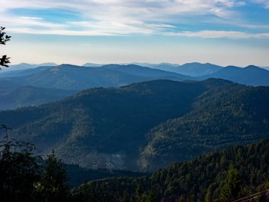 Dağlardaki dağ sırasının güzel manzarası