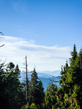 Mavi gökyüzü ve bulutları olan güzel dağ manzarası