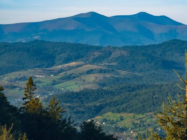 Güneşli bir günde dağın tepesinden manzara