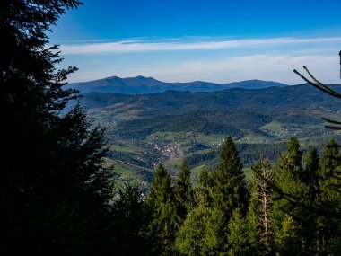 Sabahları Karpat Dağları 'nın güzel manzarası