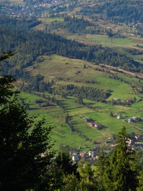 Mavi gökyüzü ve bulutlarla yeşil dağların güzel manzarası