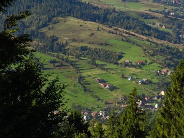 Arkaplanda güzel bir dağ manzarası