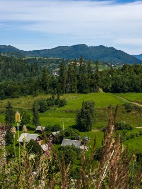 Küçük bir köyü olan güzel bir manzara