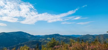 Dağlarda sonbahar manzarası