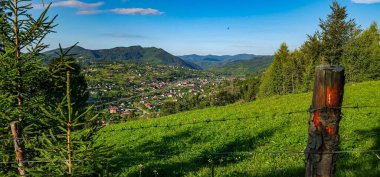 Karpatlar 'ın tepesine tepeden bak.