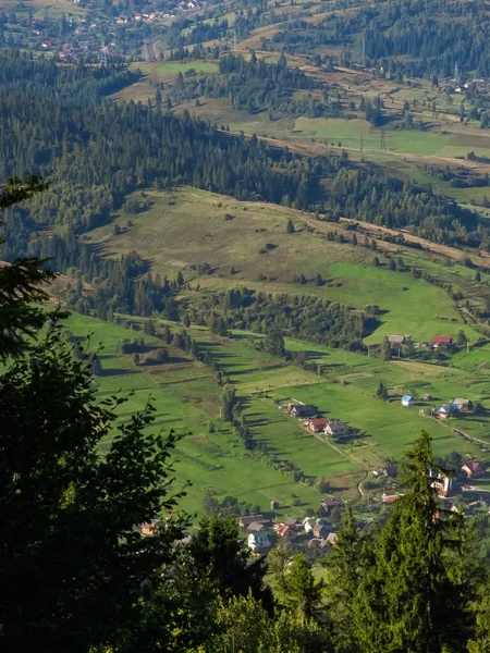 Mavi gökyüzü ve bulutlarla yeşil dağların güzel manzarası