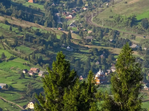 Karpat Dağları 'nın köyü, Ukrayna, yaz manzarası, güneşli gün.