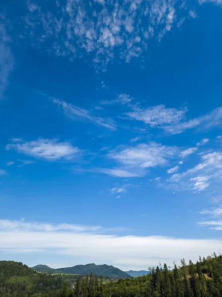 dağ aralığı ve mavi gökyüzü arkaplanı, doğal manzara.
