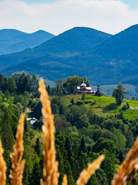 Dağların vadisindeki eski evlerin köyünün manzarası