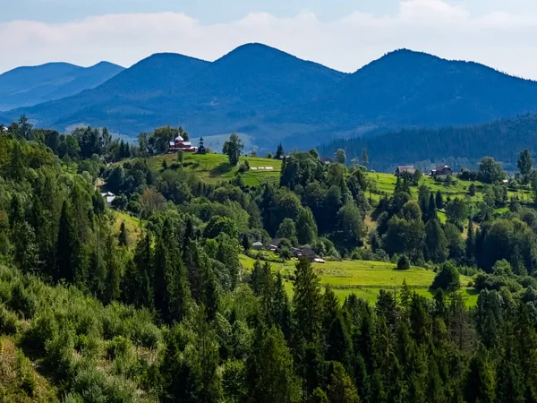 Bir yaz gününde dağ köyü, Karpatlar