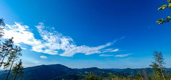 Dağları ve mavi gökyüzü olan güzel bir manzara.
