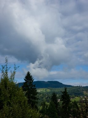 Ormanın üzerinde gökyüzünde bulutlar