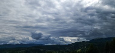 Gökyüzünde kara fırtına bulutları