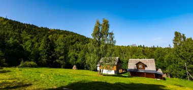 Dağlarda güzel ahşap bir ev