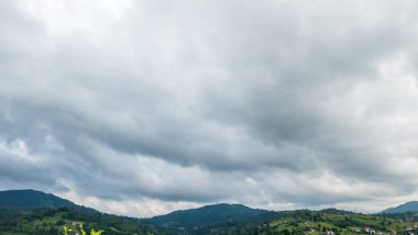 Bulutlu gökyüzü ile güzel bir manzara
