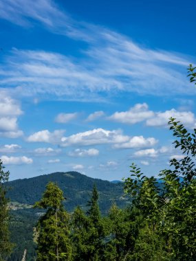 Bir dağ sırası olan yaz manzarası